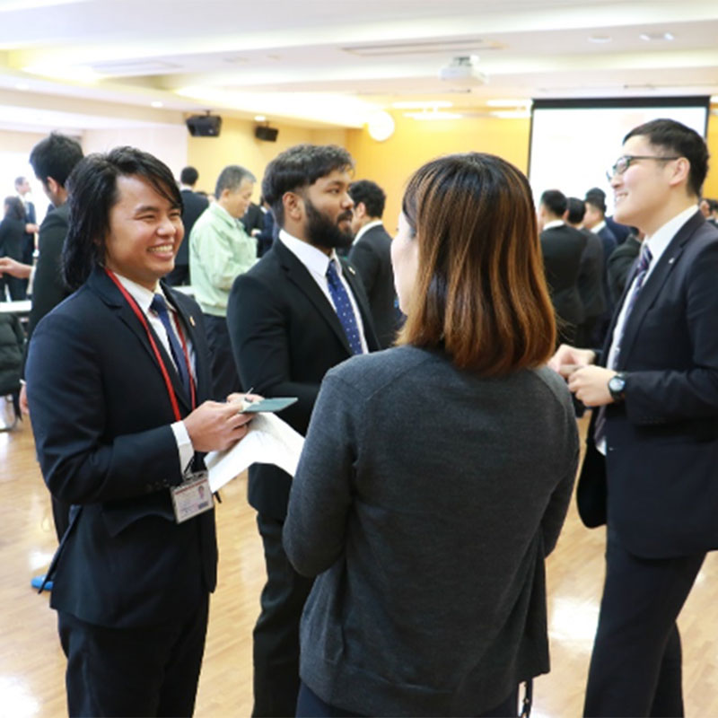 学生楽しそうに会話